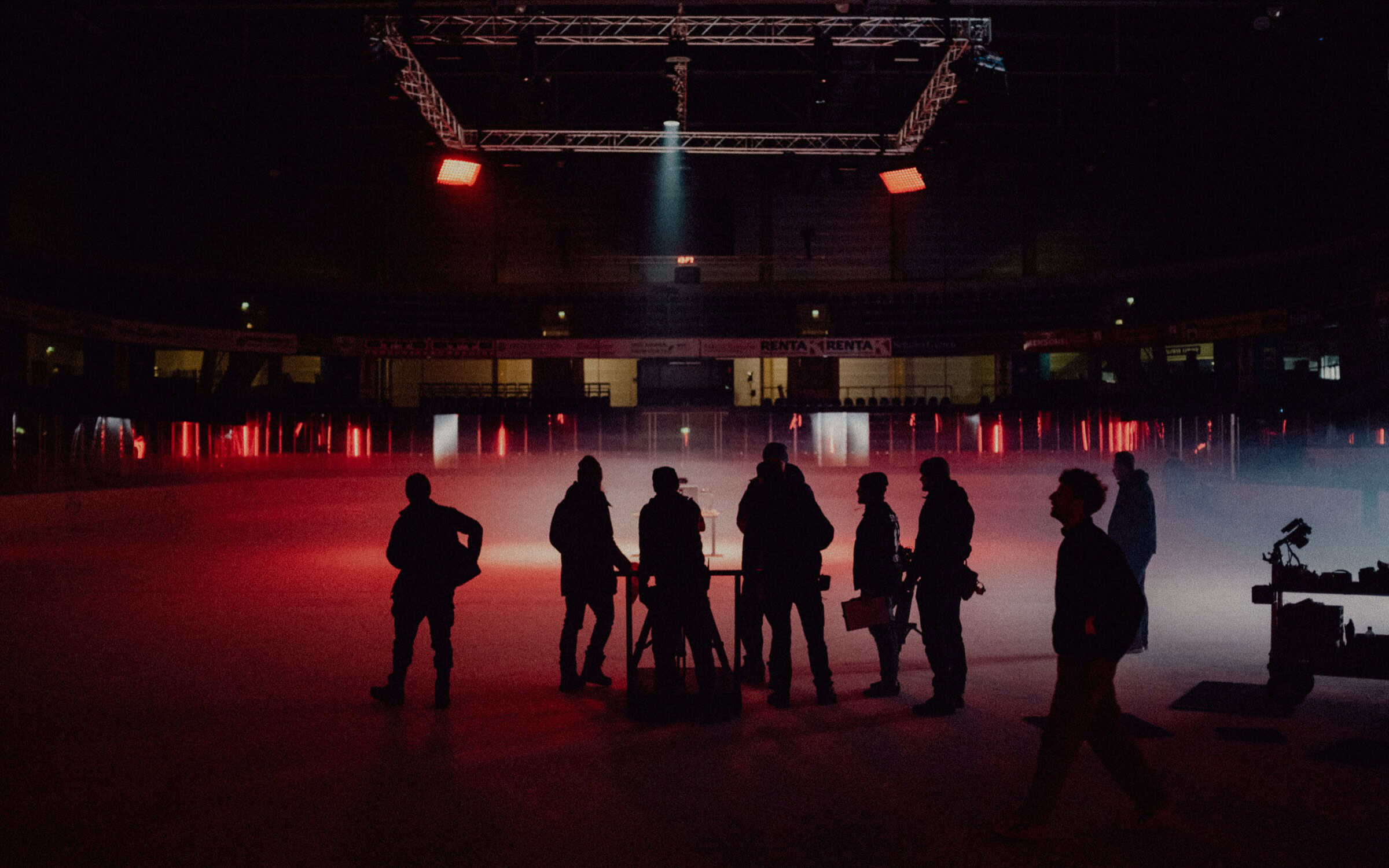 Filmteam in der Eishalle im roten Licht